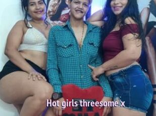 Hot_girls_threesome_x