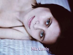 Mia_Curtis